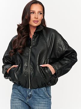Bunda Makadamia  Vyhrajte nadčasový štýl a pohodlie s dámskou bundou z imitácie kože v modernom oversized kroji. Je to model, ktorý skvele zapadá do