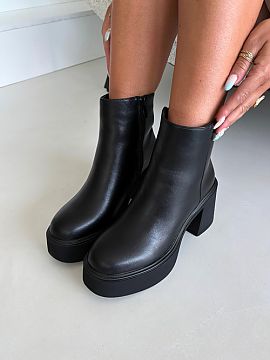 platforma topánky Step in style  Topánky pre ženy vyrobené z ekologickej kože sú štýlovým návrhom pre ženy, ktoré majú rady modernú obuv s výrazným akcentom. 