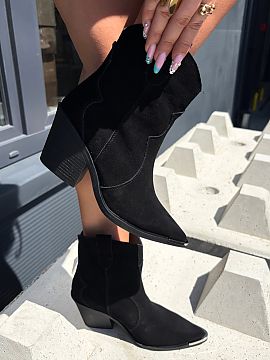Topánky na opätku Step in style  Dámske čižmy z prírodného zamatového materiálu sú efektným modelom inšpirovaným kovbojským štýlom, ideálnym pre ženy, ktoré