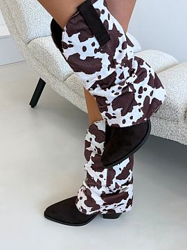 Topánky na opätku Step in style  Cowboy boots with a rolled-up shaft is a model that immediately stands out with its unique design. The shaft overlapping the heel creates an