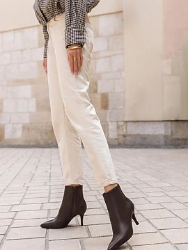 Topánky na opätku Step in style  Elegantné dámske čižmy na opätku sú štýlovým návrhom pre ženy, ktoré majú rady ženské strihy s triedou. Tenký opätok krásn