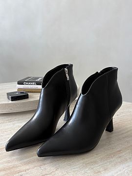 Topánky na opätku Step in style  Nízke dámske čižmy z eko kože sú elegantnou ponukou pre ženy, ktoré oceniajú štýl, pohodlie a nadčasový vzhľad. Špicaté špi