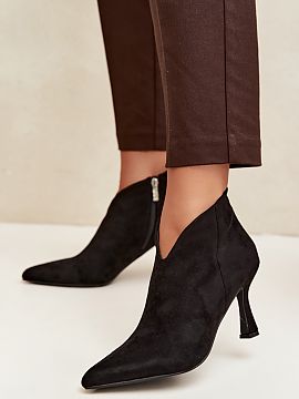 Topánky na opätku Step in style  Nízke dámske čižmy z ekokože sú elegantnou ponukou pre ženy, ktoré oceniajú štýl, pohodlie a nadčasový vzhľad. Mäkký materi�