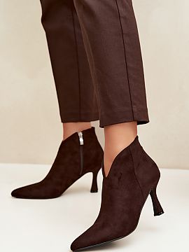 Topánky na opätku Step in style  Nízke dámske členkové topánky z ekokože sú elegantnou ponukou pre ženy, ktoré oceniajú štýl, pohodlie a nadčasový vzhľad. Mä