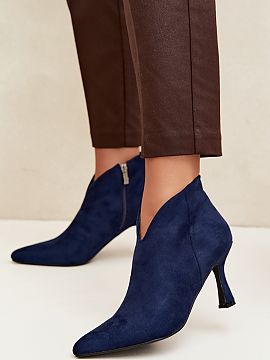 Topánky na opätku Step in style  Nízke dámske členkové topánky z ekokože sú elegantnou ponukou pre ženy, ktoré oceniajú štýl, pohodlie a nadčasový vzhľad. Mä