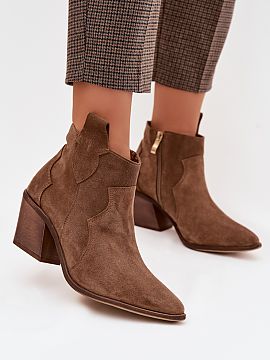 Topánky na opätku Step in style  Zdôraznite svoj štýl zamszovými kaubojkami s výrazným charakterom. Tieto členkové čižmy vyrobené z prírodného zamszu kombinujú