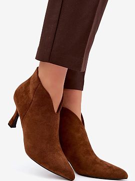 Topánky na opätku Step in style  Nízke dámske členkové topánky z ekokože sú elegantnou ponukou pre ženy, ktoré oceniajú štýl, pohodlie a nadčasový vzhľad. Mä