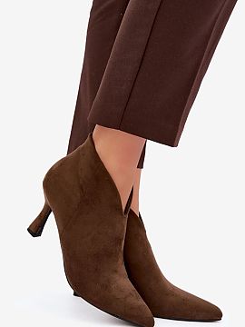 Topánky na opätku Step in style  Nízke dámske členkové topánky z ekokože sú elegantnou ponukou pre ženy, ktoré oceniajú štýl, pohodlie a nadčasový vzhľad. Mä