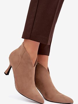 Topánky na opätku Step in style  Nízke dámske topánky zo syntetického semišu sú elegantnou ponukou pre ženy, ktoré ocenia štýl, pohodlie a nadčasový vzhľad. Mä