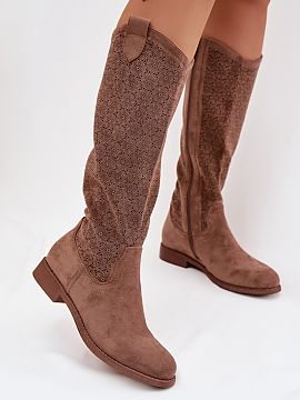 Čižmy Step in style  Dámske čižmy značky S.Barski sú kombináciou elegancie a každodennej pohodlnosti. Vyrobené z eko semišu, vynikajú jemným ažúrov�