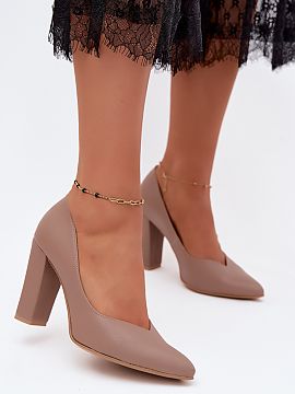 Lodičky na opätku Step in style  Topánky pre ženy vyrobené z eko kože sú elegantnou ponukou poľskej výroby, vytvorenou pre ženy, ktoré ocenia klasický štýl a poh