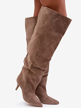 Čižmy na vysokom opätku Step in style  Štýlové dámske kozačky vyrobené z mäkkého ekokože sú skvelou voľbou na chladnejšie dni. Voľný nárastok jemne padá a zvráca 