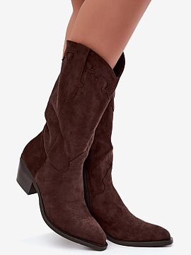 Čižmy na vysokom opätku Step in style  Topánky kovbojky na skrátenom podpätku sú módnou ponukou pre ženy, ktoré majú radi obuv s charakterom. Styl inšpirovaný westernov�