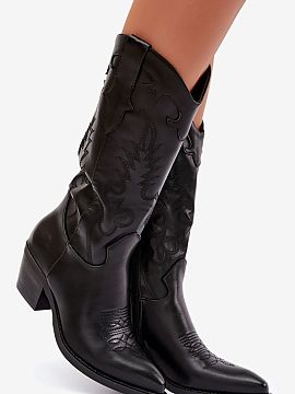 Čižmy na vysokom opätku Step in style  Topánky cowboy na opätku sú modernou ponukou pre ženy, ktoré majú radi obuv s charakterom. Styl inšpirovaný westernom sa vyznačuje 