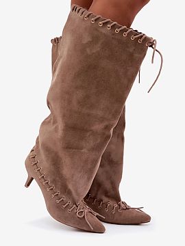 Čižmy na vysokom opätku Step in style  Dámske kozačky z ekokože sú elegantnou ponukou pre ženy, ktoré majú radi moderné strihy so subtilným, ozdobným dokončením. Mäkk