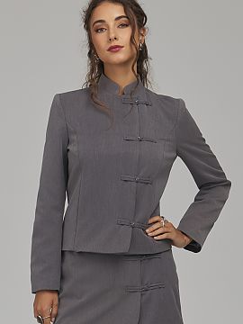 Blejzer Nife  Sako dámskeho strihu je elegantnou ponukou pre ženy, ktoré ocenia klasiku v originálnom podaní. Model sa vyznačuje výstrihom pod krk 