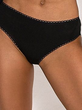 Bedrové nohavičky Róża  Figi dámske Pure Promise č. 32 sú klasickým modelom v nadčasovej čiernej farbe, ktorý kombinuje pohodlné denné nosenie s ženským,