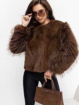 Bunda Factory Price  Kožuch v elegantnom štýle je efektnou ponukou na jesennú a zimnú sezónu. Model je vyrobený z materiálu z kombinácie vlny, viskózy,