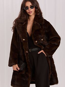 Kabát Factory Price  Kožuch dámsky v elegantnom štýle je efektná ponuka na jeseň a zimu. Model je vyrobený z materiálu z kombinácie vlny, viskózy, poly