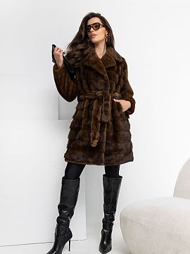Kabát Factory Price  Kožuch dámsky v elegantnom štýle je efektnou ponukou pre jesennú a zimnú sezónu. Model je vyrobený z materiálu z kombinácie vlny, 