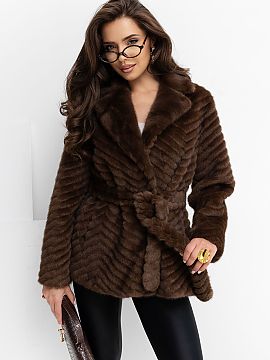 Kabát Factory Price  Krátky dámsky kabát s kožušinovou štruktúrou je elegantná ponuka na jeseňo-zimnú sezónu. Model je vyrobený z materiálu zmesi vl