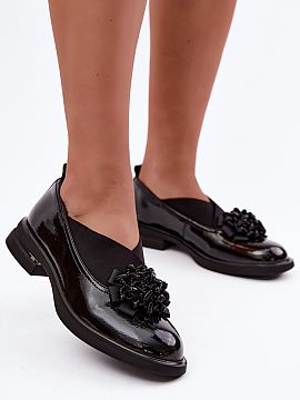 Poltopánky na opätku Step in style  Topánky na ženy vyrobené z prírodnej kože sú elegantným modelom s nadčasovým charakterom. Jednoduchý strih bol obohatený dekorat�