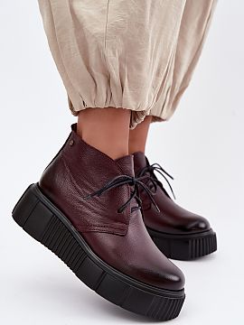 Poltopánky na platforme Step in style  Poltopánky vyrobené z prírodnej kože. Zvršok saži do členku dobre vyzerá na nohe, a zvýšená platforma dodáva moderný charakter.
