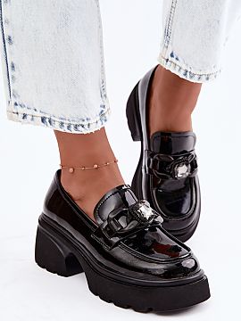 Poltopánky na platforme Step in style  Topánky značky Artiker vyrobené z prírodnej kože sú model inšpirovaný štýlom masívnych mokasínov. Hrubá podrážka dodáva mode
