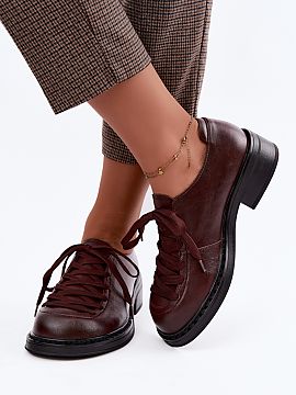 Poltopánky na opätku Step in style  Poltopánky značky Maciejka vyrobené z prírodnej kože sú pohodlným modelom s charakteristickým strihom. Šnurovanie až k nosu dodáv