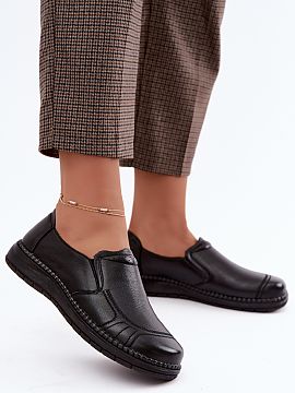 Poltopánky Step in style  Zasunuté dámske poltopánky vyrobené z prírodnej kože sú pohodlnou a univerzálnou ponukou na každý deň. Jednoduchý strih umožňu