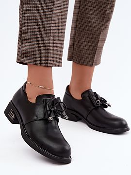 Poltopánky na opätku Step in style  Poltopánky vyrobené z prírodnej kože sú štýlovým modelom s klasickým, ženským charakterom. Pozornosť upúta dekoratívna mašľa