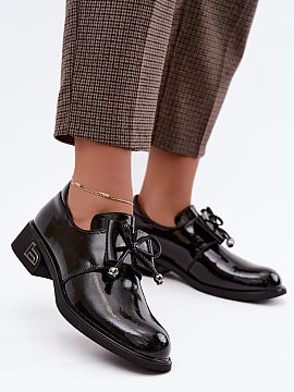Poltopánky na opätku Step in style  Poltopánky vyrobené z prírodnej kože sú štýlovým modelom s klasickým, ženským charakterom. Pozornosť pritiahne dekoratívna maš