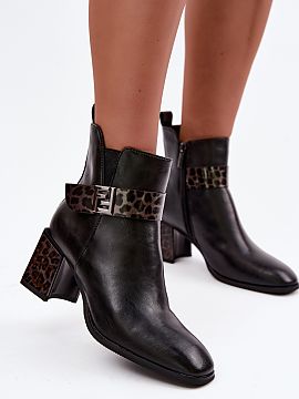 Topánky na opätku Step in style  Topánky značky Artiker pre ženy vyrobené z prírodnej kože sú štýlovým modelom na chladnejšie dni. Stabilný podpätok typu stĺpi