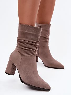 Topánky na opätku Step in style  Topánky pre ženy vyrobené z ekokože sú štýlovým modelom na chladnejšie dni. Zvrásnený vrchnák jemne padne na nohu a dodáva celk