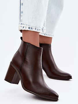 Topánky na opätku Step in style  Topánky pre ženy značky Sergio Leone vyrobené z prírodnej kože sú štýlovým návrhom na chladnejšie dni. Mandľové špičky im do