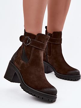 Topánky na opätku Step in style  Čižmy pre ženy vyrobené zo semišovej kože sú štýlovým modelom na chladnejšie dni. Masívny podpätok im dodáva moderný charakte