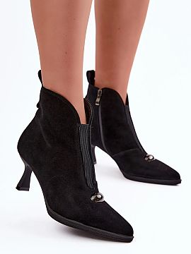 Topánky na opätku Step in style  Topánky pre ženy typu čižmy vyrobené z prírodného zamsu sú štýlový a pohodlný model na chladnejšie dni. Štýlový strih umož�