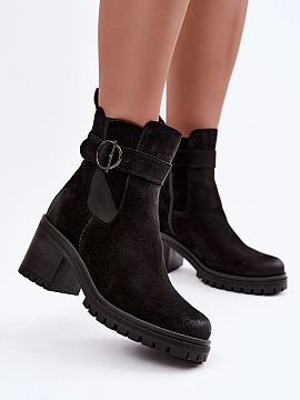 Topánky na opätku Step in style  Topánky pre ženy vyrobené zo semišovej kože sú štýlovým modelom na chladnejšie dni. Masívny podpätok im dodáva moderný charakt