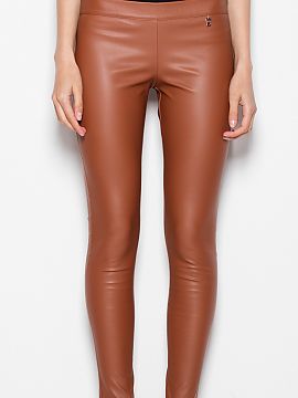 Dámske nohavice Venaton  Elegantné nohavice z imitácie kože. Model so štíhlymi nohami so zvýšeným stavom. Hladká predná časť, zips na boku.