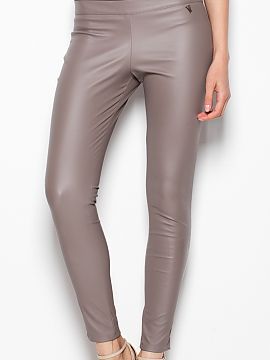 Dámske nohavice Venaton  Elegantné nohavice z imitácie kože. Model so štíhlymi nohami so zvýšeným stavom. Hladká predná časť so zipsom na boku.