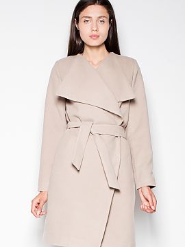 Kabát Venaton  Elegantný kabát s pôsobivým rozprestretým golierom, ktorý sa zaväzuje v páse. Model klasického strihu.