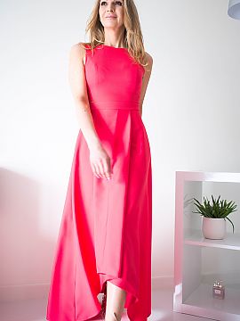 Spoločenské šaty Jersa  Jednoduché, ale elegantné šaty so zipsom na chrbte. Šaty na podšívke, s vypasovaným vrchným dielom odstrihnutým v páse. Šaty v ma