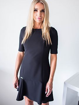 šaty plus size Jersa  Šaty s priliehavým vrchným dielom a ozdobným volánom v spodnej časti. Šaty s rukávmi s dĺžkou po lakte. Šaty majú zapínanie na 