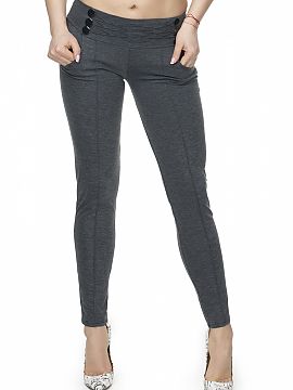 Dlhé nohavice PeeKaBoo  Priliehavé nohavice s ozdobnými gombíkmi. Ideálna voľba na mnohé príležitosti. Nohavice so zasúvacími vreckami.
