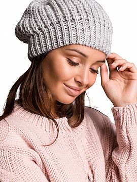 Baret BE Knit  Štýlová a elegantná teplá baretka, ideálny doplnok na chladné zimné dni.
 Výška 22 cm.