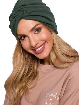 Čiapka Moe  Ľahká pletená čiapka s charakteristickým turbanským vzorom je dokonalým doplnkom každého každodenného outfitu na jar aj na jeseň