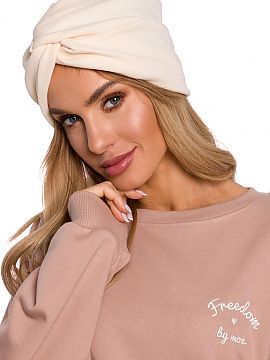 Čiapka Moe  Ľahká pletená čiapka s charakteristickým turbanským vzorom je dokonalým doplnkom každého každodenného outfitu na jar aj na jeseň