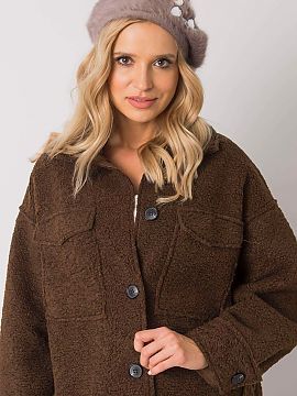 Baret AT  Baret tmavobéžovej farby zdobený kryštálmi. .
 Zloženie materiálu: 41,4 % nylonu, 40,9 % akrylu, 9,2 % polyesteru, 8,5 % králičíc