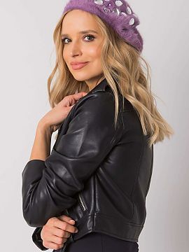 Baret AT  Baret vo fialovej farbe zdobený kryštálmi. .
 Zloženie materiálu: 41,4 % nylonu, 40,9 % akrylu, 9,2 % polyesteru, 8,5 % králičích c