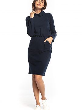 Šaty na deň   Tessita  Športové midi šaty s dlhými rukávmi z teplákového úpletu. Šaty sú v páse nariasené pomocou všitej gumičky. Má rolák a vnúto